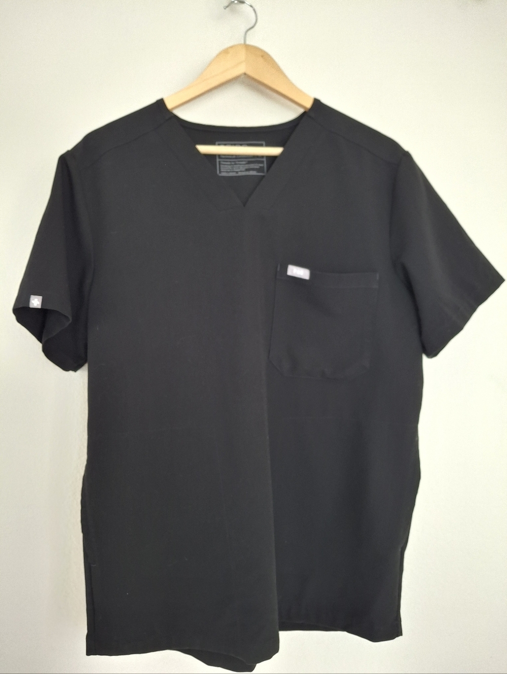 Figs Men's Chisec 3-pocket Scrub Top Size M